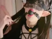 Menina asiática magra a masturbar-se com um diabinho