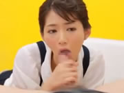 Menina japonesa agachada para desfrutar de sexo oral